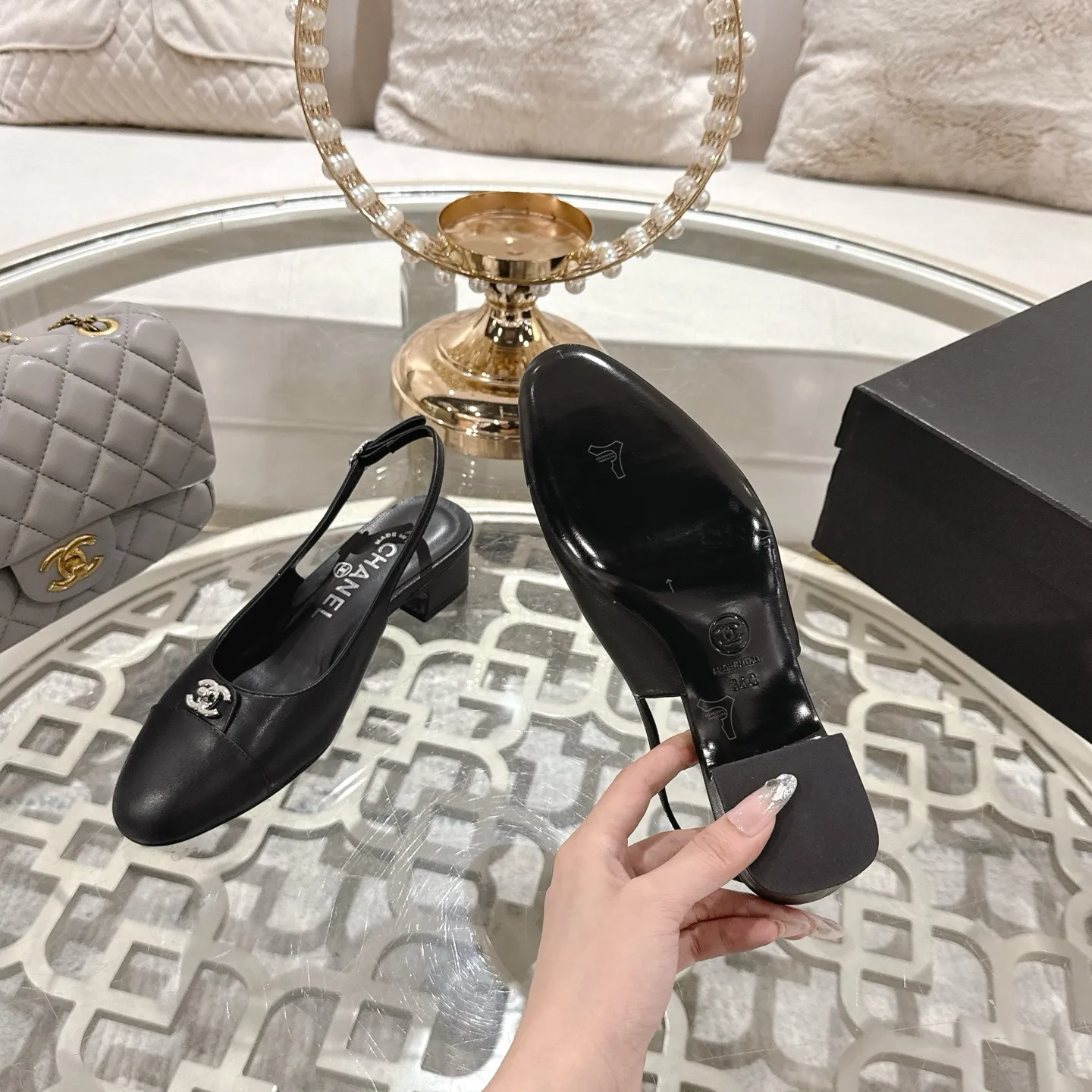 💕💕Factory direct selling price p540💕💕Chanel 2025SS spring and summer new double C button Mary Jane🆕Xiao Xiang𝐂Jia's beautiful Mary Jane sandals are so sweet that they are so beautiful that they have a round square toe design. Cute and cute ~ metal/button logo. The appearance is super online. When worn, it looks like a wealthy daughter. I thought it was good-looking. Only when you put it on your feet will you know how easy it is to wear~ Upper: Customized lambskin Lining: Sheepskin Outsole: Genuine leather outsole imported from Italy Size number: 35-42 (40.41.42 customization is non-refundable) Packaging: The latest gift box packaging at the counter